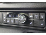 フルオートエアコンが装備されています!お好みの温度設定をするだけでエアコンの風量やモードの切り替えを自動でコントロールしてくれます!ユーザーの操作が少なく燃費走行にもつながります!