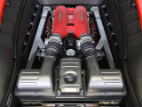 4.3L V8自然吸気エンジンをミッドシップに搭載し、490cvのゆとりあるパワーを発生します。