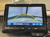 リバースギアに入れるだけで後方の表示へ切り替わります。夜間や雨の日の駐車も楽になりますよ。