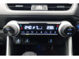 ★運転席と助手席でそれぞれお好みに合わせて温度設定が行えるフルオートエアコンです。外気温や室温、日射量を感知し、吹き出し温度、風量を緻密に制御します