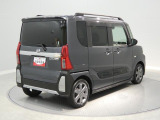 【左後ろナナメ】荷物の積み下ろしがしやすいバックドア。四角いボディは車両感覚が掴みやすいのも、日常使いにおいて嬉しいポイントです。