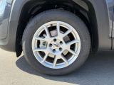 タイヤサイズは 215/60/R17 です。