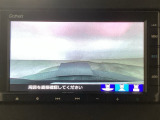 【バックカメラ】運転が苦手な方も車庫入れラクラクです!ギアをリバースに入れれば自動的に切り換わりますので、面倒な操作は不要です♪狭い駐車場もお車を傷つけず安心ですね!