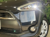 【LEDヘッドライト】悪天候や夜間走行時も良好な視界を確保し安心して運転できる高輝度LEDヘッドライトを装備!点灯速度が早く、消費電力も抑えられています。