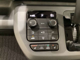 CVT車のセレクトレバーです。低速から高速まで、変速ショックのないスムーズな走りと、エンジン効率のよい領域を維持して燃費にも貢献します。サイドブレーキはスイッチ操作の電子制御パーキングブレーキです。