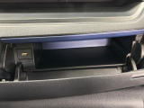 運転席側のインパネアッパーボックスは嬉しい収納!USBソケット付きでスマホの充電もできます!