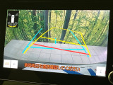 【バックカメラ】駐車時に後方がリアルタイム映像で確認できます。大型商業施設や立体駐車場での駐車時や、夜間のバック時に大活躍!運転スキルに関わらず、今や必須となった装備のひとつです!