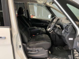 運転席まわりです。運転席からの視界が左右に広く隅々まではっきりと見渡せます!クルマの前端も把握しやすく安心して運転できます!
