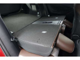 背もたれが倒れますので少々長い荷物も収納出来ますよ。