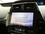 バックガイドモニター付き。車両後方の映像をナビ画面に表示し、駐車などの後退操作をサポートします。