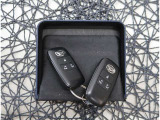 【スマートキー】キーをバッグやポケットに入れたままでもドアロックの開閉が出来るほか、エンジンキーを挿さなくてもエンジンスタートストップが出来ちゃいます!