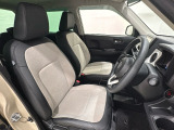 広い足元に肘掛けもついたゆったり座れるシートです。運転席と助手席の間が空いているため、助手席側への移動がスムーズです。交通量の多い道でも、助手席側から乗り降りができます。
