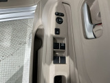 狭い駐車場で便利な電動格納ドアミラーが付いています。