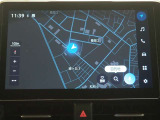 ディスプレイオーディオ(コネクティッドナビ対応)PLUS搭載。T-Connectご契約で2027年2月まで無償で利用できるナビ(期限到来後は有償)と、解約後も利用できる車載ナビが搭載されています。