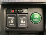 リアドアは乗り降りに便利な両側電動スライドドアです。また運転席に座っていながらスイッチ操作で自在にスライドドアを開け閉めできます。燃費に役立つECONボタンもここです。