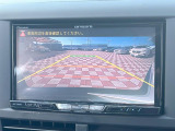 【バックカメラ】駐車時に後方がリアルタイム映像で確認できます。大型商業施設や立体駐車場での駐車時や、夜間のバック時に大活躍!運転スキルに関わらず、今や必須となった装備のひとつです!