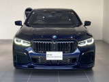 存在感あるブラックキドニーグリルとBMWレーザーライトが、先進性と風格を兼ね備えたフロントフェイスを演出しています。