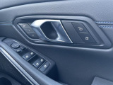 【メモリー機能付きパワーシート】運転手が代わってもボタン一つで設定ポジションに。常にご自身のドライブ設定が整います。