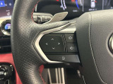 運転中、オーディオの操作をしてて、ハッとしたことはありませんか?ステアリングスイッチは、運転中でもハンドルでオーディオの操作が可能です。安全なドライブをサポートします。