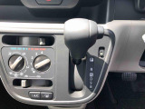 握りやすい位置のシフトレバー。