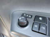 駐車時や狭い道でのすれ違い時に気を使うミラー。電動格納式ドアミラーはそんな時に便利です。