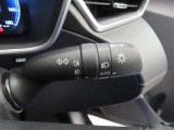 スイッチをオートに設定しておけば、車外の明るさに応じて自動的にヘッドランプを点灯・消灯します。夕暮れ時やトンネルの続く山道などを走行する時に便利なコンライトを装備しています。