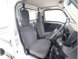 運転席は、シンプルな形状のシートを採用しています。日常の運転に適した基本的な造りです。