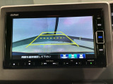リバースギアに入れるだけで後方の表示へ切り替わります。夜間や雨の日の駐車も楽になりますよ。