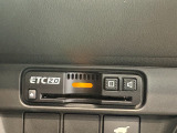 有料道路を利用する際に料金所で停止することなく通過できる、ETC車載器です。今や、必需品ですね