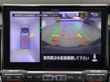 【全方位モニター】まるでクルマを真上から見下ろしたかのような視点で駐車をサポートします!クルマの斜め後ろや真横など、前後左右の4つのカメラの映像が合成されて、モニターに映し出されます。