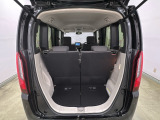 開口部も広く荷物の積み下ろしもしやすいお車となっております。シートの背もたれは5:5の割合で分割して可倒できるので、長いお荷物などを載せることもできます。