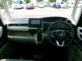 大きなフロントガラスで広々とした視界の運転席まわりです。