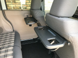 格納式シートバックテーブル付きです。休憩時のちょっとした小物置きとして便利です。