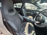 メルセデスのシートは、少し硬めになっております。長時間の運転の際、適度な反発があることで、お尻や腰の負担を減らす効果がございます。