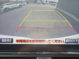 〔バックカメラ〕ギアをバックに入れると画面に自動的に後方映像が映し出され確認可能です。車庫入れなどの際に安全確認が出来て安心ですね。