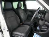 運転席のスペースはゆったりしていて、視界も広く確保されているので普段の運転からロングドライブまで快適です。