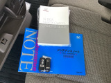 メンテナンスノート【整備記録簿】、取説も揃っています。スマートキーはバッグなどにしまったままボタン操作でエンジンの始動・停止ができて大変便利です。