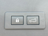 【パワーバックドア】スマートキーや運転席のボタンを押すだけでリアゲートが自動で開閉します!荷物を持っている時や、高い位置にあるバックドアを閉める際に便利な機能です♪