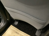 【シートバックポケット】すぐ手に取りたいアイテムをスマートにしまっておけます。限られた空間を有効に活用でき、長距離のドライブでも車内を清潔感のある落ち着いた状態に保ってくれる実用的な機能です。