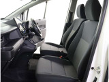 高いホールド性で運転姿勢が安定します。長距離ドライブでも疲れにくいのが魅力です。快適なドライビングライフをお送りください♪