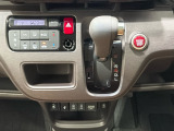 CVT車のセレクトレバーです。低速から高速まで、変速ショックのないスムーズな走りを実現するとともに、エンジン効率のよい領域を維持することで燃費にも貢献します。