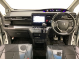 車内は光触媒抗菌消臭施工済です。スタイリッシュなデザインでスポーティなインパネ周りを演出します。グローブボックスやカップホルダーのほかにトレーなどたくさんの収納スペースが付いています。
