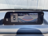 狭い場所での駐車やすれ違いなどでより的確な運転操作に役立つ360&deg;ビューモニターが装備されています。
