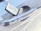 【キーレスエントリー】バッグやポケットからキーを取り出すことなく車にアクセスして、ロックとアラームを設定できます。 毎日の利便性をさらに高める機能です。