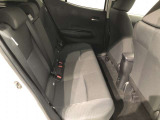 【後部座席】も当然、綺麗・清潔に仕上げております。内装の綺麗なお車は気持ちが良いですし、コンディションのいい車が多いです。これもオススメの1台です。