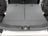 シートを倒すと広い荷室になります。