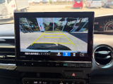 バック駐車が苦手な方や、初めてのお車で不安な方も安心。後方の映像をナビ画面に表示するため、周囲を確認しながらスムーズに駐車できます。