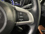 ステアリングスイッチ付きで、運転中に視線を前に向けたまま操作できます。