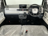【インパネ】運転のしやすさを最優先に設計された見晴らしの良いフロントビュー。車両間隔が掴みやすく狭い道でも安心♪「安全」と「品質」を最優先に、安心してお乗りいただけるクルマを提供いたします。