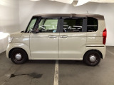 狭い駐車場でも、スライドドアならチャイルドシートへのお子さまの乗降や荷物の積載もスムーズ。とても便利な【両側電動スライドドア】ドアハンドを少し引くだけでリアドアが自動開閉します。